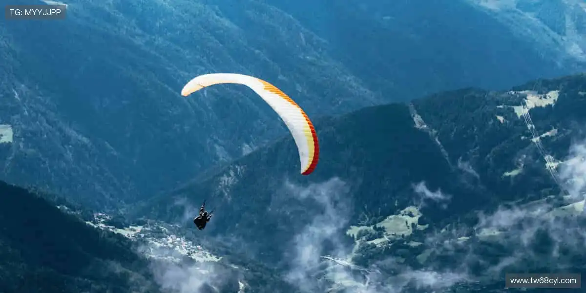 🎧官方正品周边直供,把赛场荣耀穿在身上!🏅